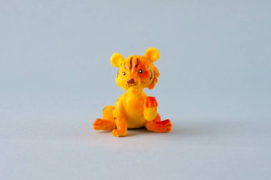 Kaplan, gri arka planda çocuklar için oyuncak. Bebeklerin gelişimi konsepti.