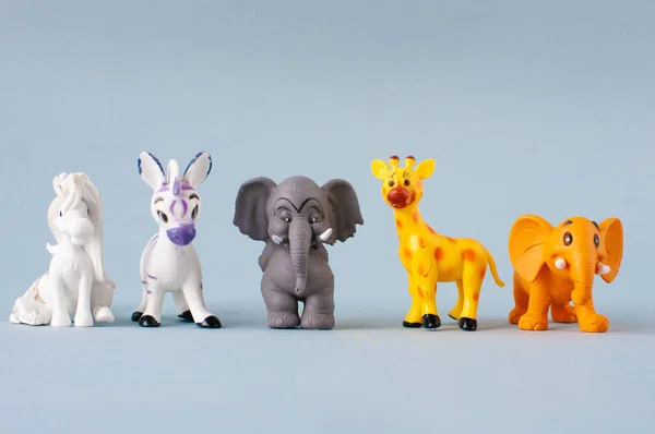 Kinder Set von wilden Pflanzenfressern auf grauem Hintergrund, Pferd, Zebra, Elefant, Giraffe, Konzept der Sprachentwicklung von Kindern. — Stockfoto