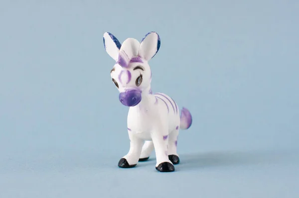 Zebra, gri arka plandaki çocuklar için oyuncak, çocukların ve çocukların anaokulu eğitimi kavramı.
