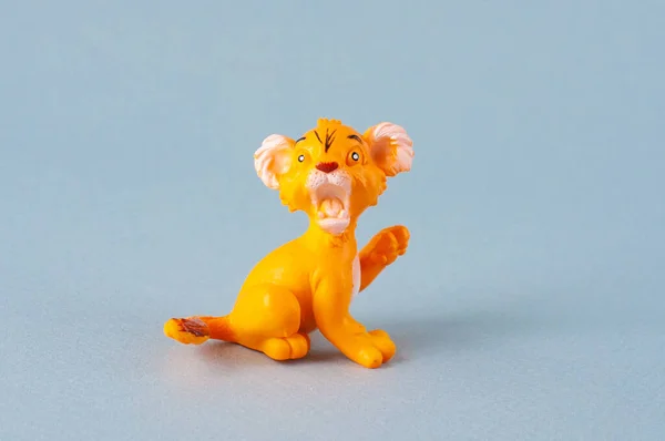 Aslan, gri arka plandaki çocuklar için oyuncak. Bebeklerin gelişimi konsepti.