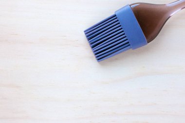 Mutfaktaki masada plastik saplı kauçuk ya da silikon fırça. Daire yalan söylüyordu. Metnin için boşluk kopyala.