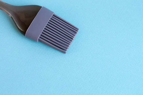 Cocinar cepillo de silicona sobre un fondo azul . —  Fotos de Stock