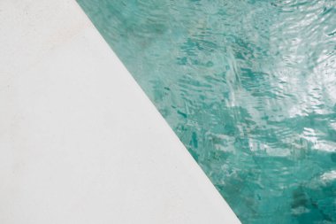 Mavi sökük su ve yüzme havuzunun bir parçası üst görünümü