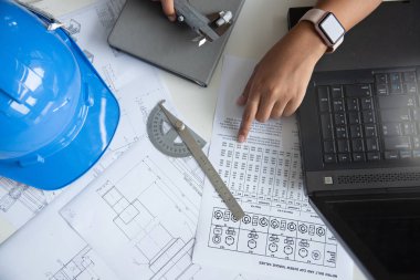 Makine mühendisi kadın. Mühendis işyerinde çalışıyor..