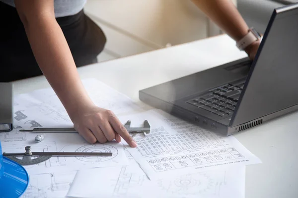 Mujer ingeniero mecánico que trabaja en el lugar de trabajo ingeniero . — Foto de Stock