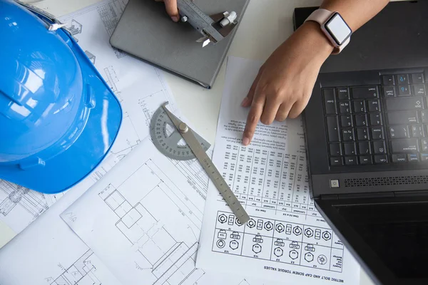 Woman mechanical engineer working on engineer workplace. — Stock Photo, Image