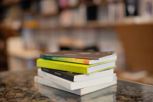 Kütüphanede masaya yığılmış kitaplar — Stok fotoğraf