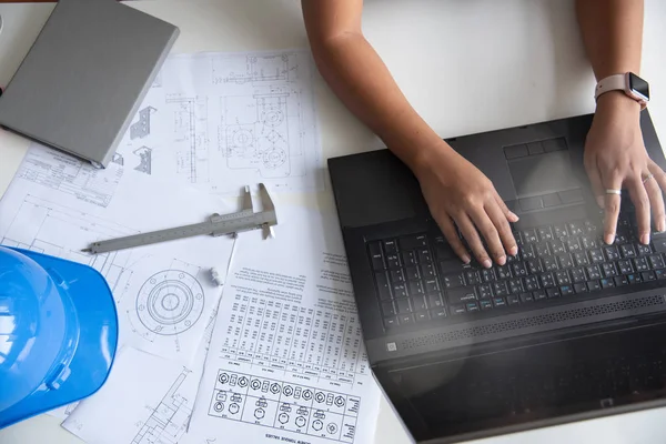 Woman mechanical engineer working on engineer workplace. — Stock Photo, Image