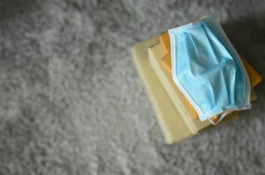 Mavi tıbbi maske pakete seçici bir odak noktasında yerleştirilmiş güvenli teslimat, koruma virüsü, iyileştirme bakımı, yardım kavramı