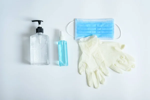 Mikrop korumalı Coronavirus veya Covid19 jel alkol veya beyaz arka planda el yıkama ve tıbbi eldiven için el dezenfektanı şişesi takmak için en iyi tıbbi maske.