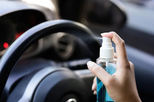 Mão Motorista Está Pulverizando Álcool Spray Desinfetante Carro Segurança Prevenir — Fotografia de Stock