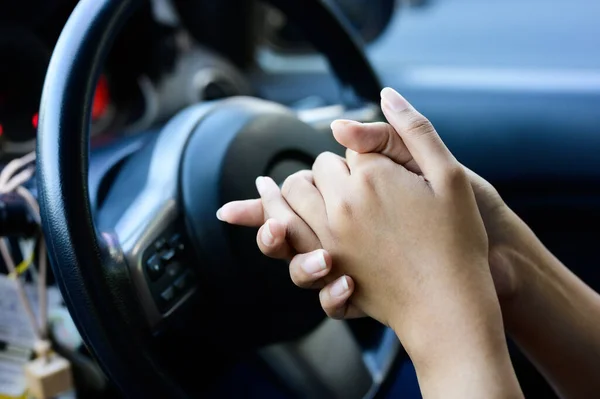 Close Motorista Está Lavando Mãos Com Gel Desinfetante Antes Dirigir — Fotografia de Stock