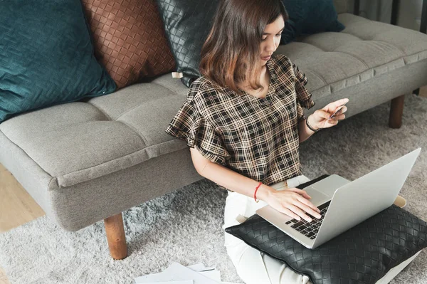 Jovem Mulher Asiática Usando Cartão Crédito Para Compras Line Sua Fotografias De Stock Royalty-Free