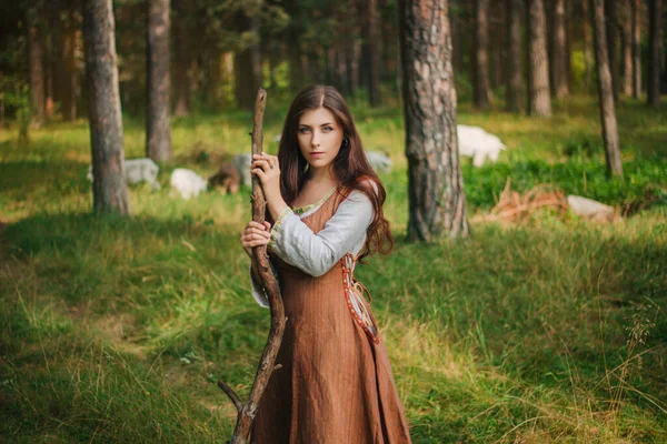 Mladá Krásná Dívka Středověkých Kovbojských Šatech Holí Ruce Bosá Noha — Stock fotografie