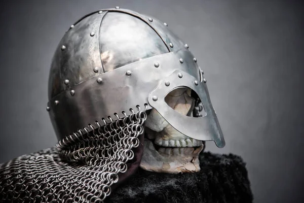 Calavera Casco Vikingo Sobre Soporte Negro Sobre Fondo Gris —  Fotos de Stock