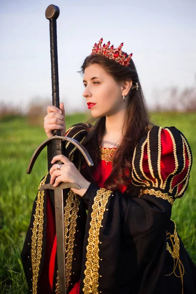 Atraktivní Mladá Žena Černo Červených Středověkých Šatech Korunou Hlavě Sedí — Stock fotografie