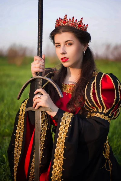 Uma Jovem Mulher Atraente Vestido Medieval Preto Vermelho Com Uma — Fotografia de Stock
