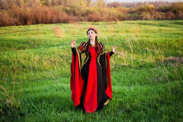 Krásná Mladá Žena Černo Červených Středověkých Šatech Korunou Hlavě Stojí — Stock fotografie