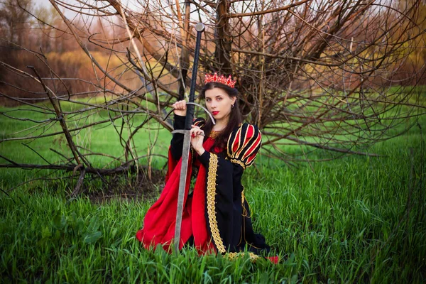 Atractiva Niña Vestido Medieval Negro Rojo Con Una Corona Cabeza — Foto de Stock