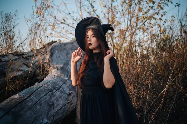 Una Bruja Joven Piel Pálida Labios Negros Con Sombrero Negro — Foto de Stock