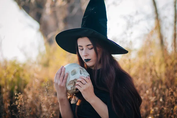 Une Jeune Sorcière Peau Pâle Aux Lèvres Noires Avec Chapeau — Photo