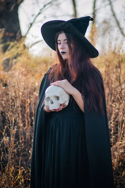 Una Bruja Joven Con Piel Pálida Labios Negros Sombrero Negro — Foto de Stock