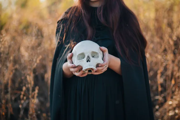 Cráneo Las Manos Cierra Brujería Necromancia Concepto Halloween Ritual Magia —  Fotos de Stock