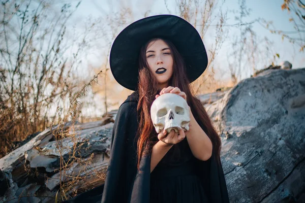 Een Jonge Heks Met Bleke Huid Zwarte Lippen Een Zwarte — Stockfoto