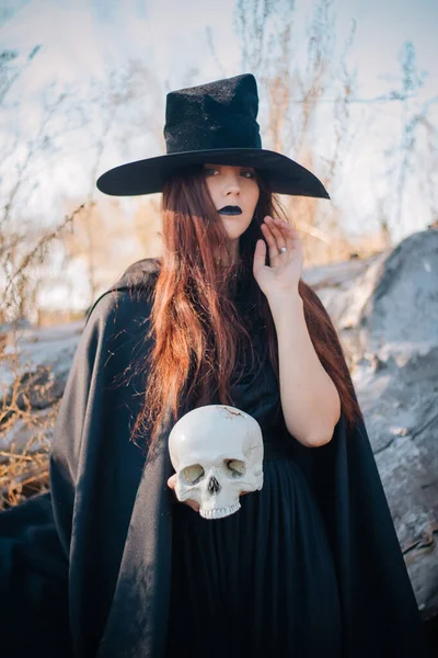 모자와 드레스와 비옷을 피부와 입술을 사람의 두개골을 할퀴고 쓰러진 할로윈 — 스톡 사진