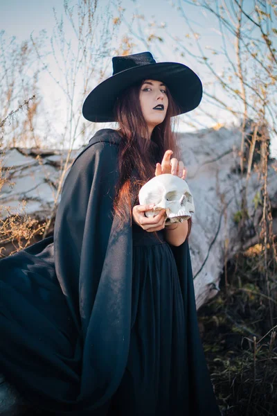 Una Bruja Joven Con Piel Pálida Labios Negros Sombrero Negro —  Fotos de Stock