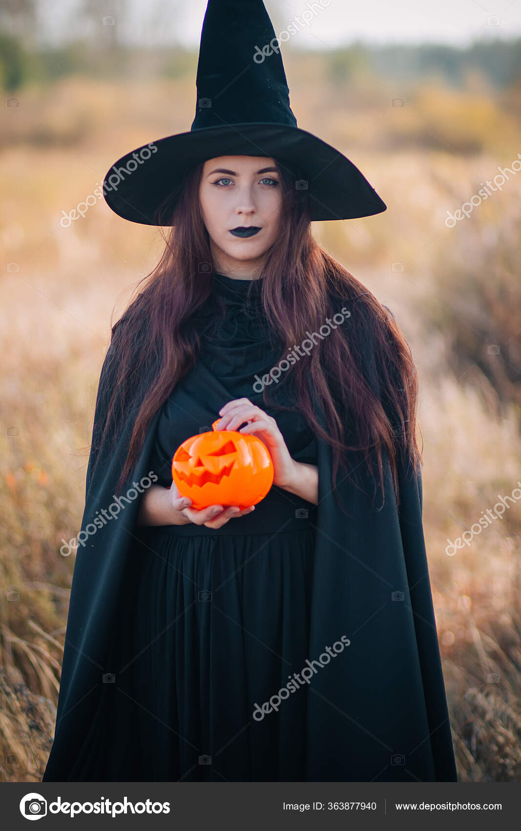 Bruxa Bonita De Halloween Com Chapéu Preto E Abóbora Na Mão Bruxa