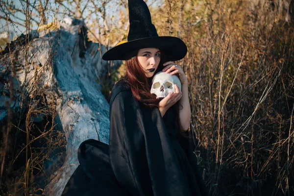 Молодая Ведьма Бледной Кожей Черными Губами Черной Шляпе Платье Плащ — стоковое фото
