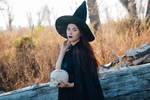 Une Jeune Sorcière Peau Pâle Aux Lèvres Noires Avec Chapeau — Photo