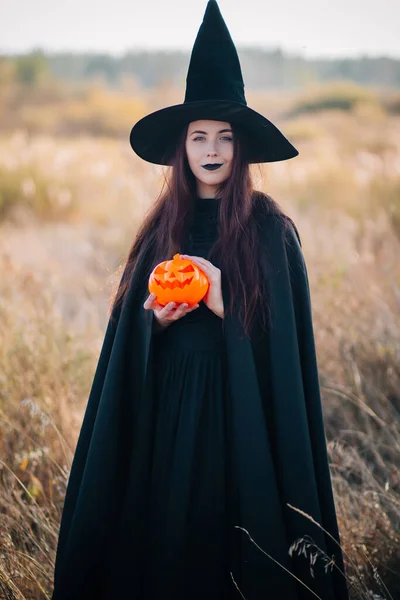 Молодая Ведьма Бледной Кожей Черными Губами Черной Шляпе Платье Плащ — стоковое фото