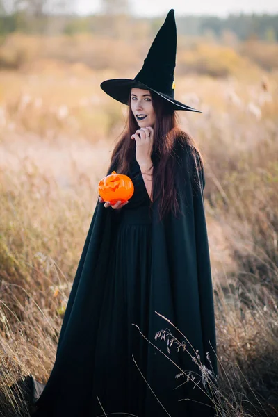 Une Jeune Sorcière Avec Une Peau Pâle Des Lèvres Noires — Photo