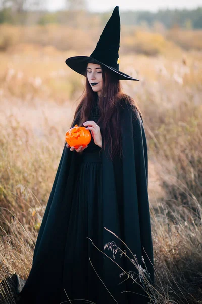 Una Giovane Strega Con Pelle Chiara Labbra Nere Cappello Nero — Foto Stock