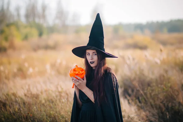 Une Jeune Sorcière Avec Une Peau Pâle Des Lèvres Noires — Photo