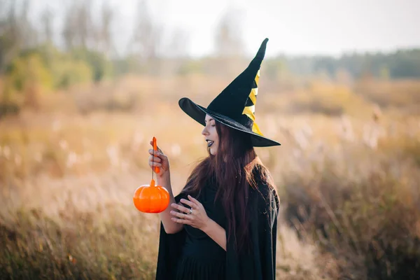 Une Jeune Sorcière Avec Une Peau Pâle Des Lèvres Noires — Photo