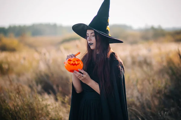 Une Jeune Sorcière Avec Une Peau Pâle Des Lèvres Noires — Photo