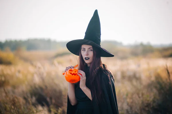 Une Jeune Sorcière Avec Une Peau Pâle Des Lèvres Noires — Photo