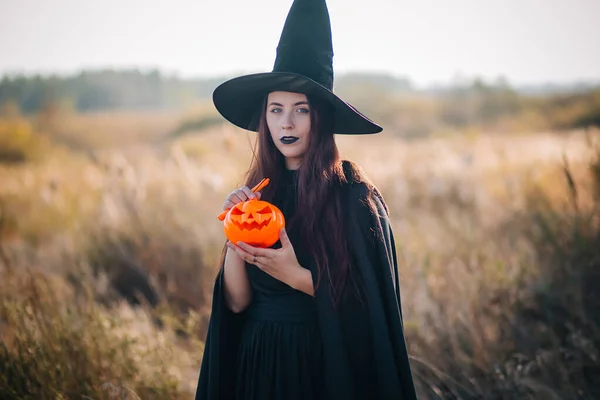 Une Jeune Sorcière Avec Une Peau Pâle Des Lèvres Noires — Photo