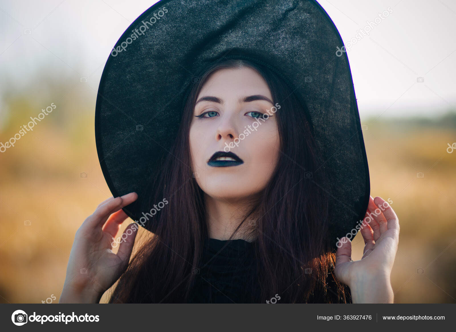 Retrato De Uma Mulher Bonita Em Uma Fantasia De Bruxa · Foto