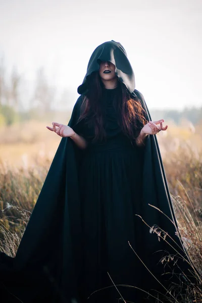 Una Ragazza Abito Nero Mantello Con Cappuccio Trova Alta Erba — Foto Stock