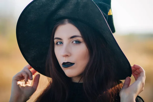 Soluk Tenli Siyah Dudaklı Siyah Şapkalı Güzel Bir Kızın Portresi — Stok fotoğraf