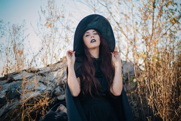 Soluk Tenli Siyah Dudaklı Siyah Şapkalı Güzel Bir Kızın Portresi — Stok fotoğraf