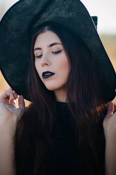 모자를 피부와 입술을 아름다운 소녀의 초상화 할로윈에 마녀를 형상화 — 스톡 사진