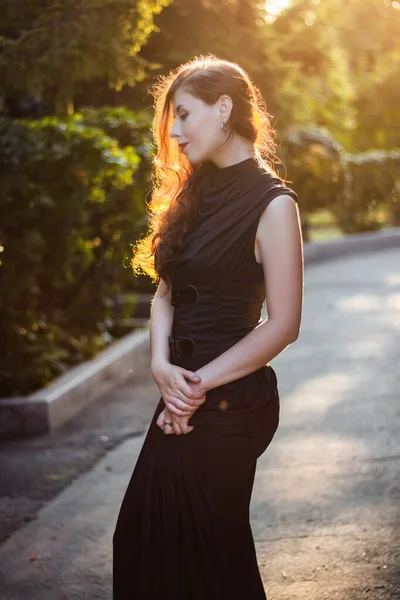Красива Молода Жінка Чорній Сукні Корсетом Йде Парку Ввечері Заході — стокове фото