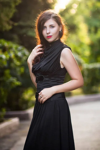 Όμορφη Νεαρή Γυναίκα Μαύρο Φόρεμα Κορσέ Που Περπατάει Στο Πάρκο — Φωτογραφία Αρχείου