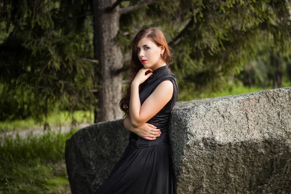 Красива Молода Жінка Чорній Сукні Корсетом Спираючись Великий Камінь — стокове фото