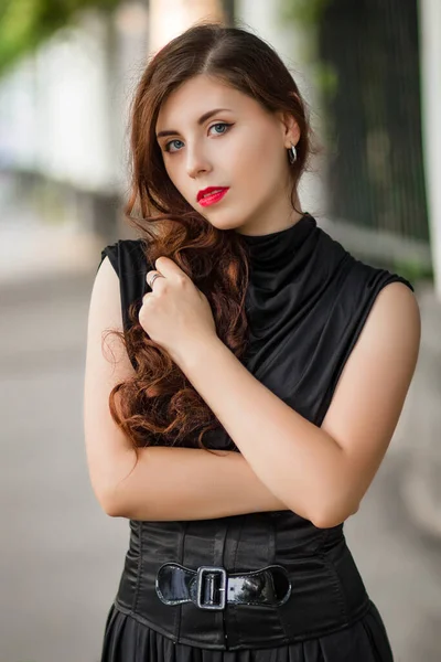 Menina Atraente Vestido Preto Com Espartilho Contexto Uma Cerca Com — Fotografia de Stock